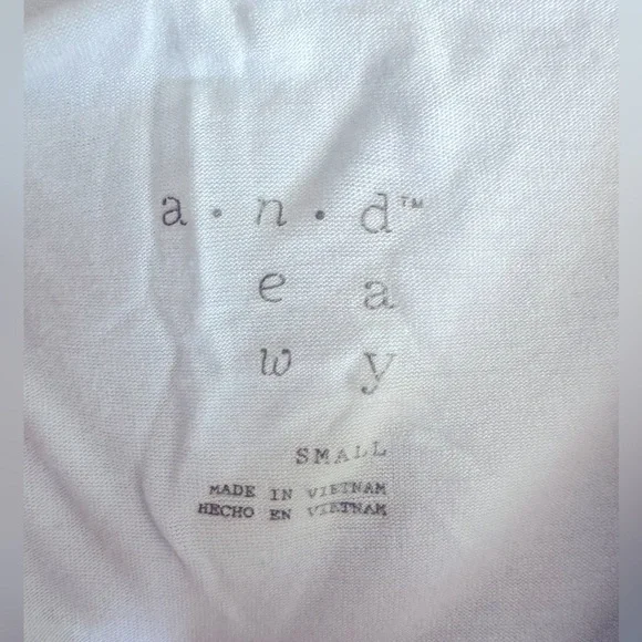 Women’s small short sleeve top with bird print - Picture 4 of 4